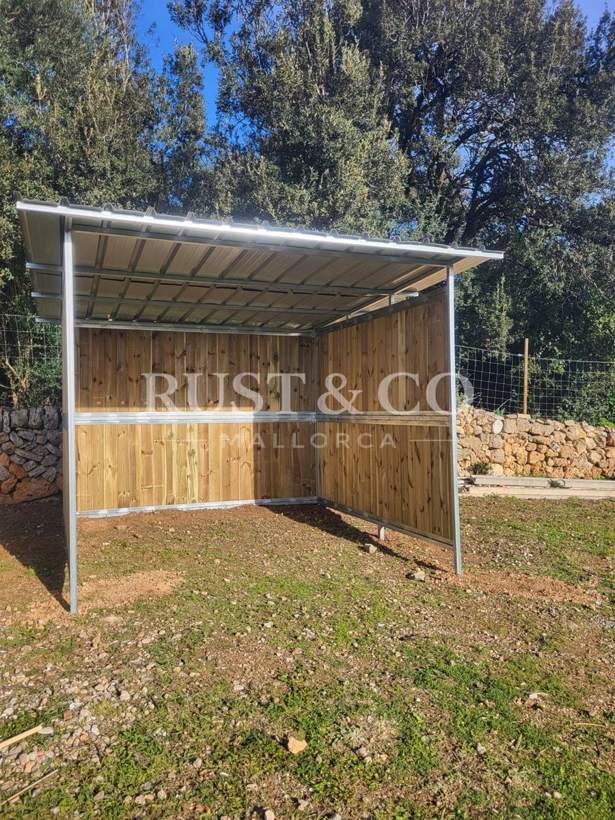 Cuadras y boxes para caballos en Mallorca – trabajo de RUST & CO