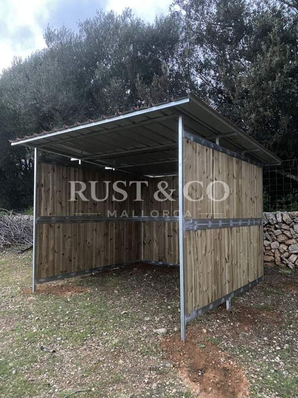 Cuadras y boxes para caballos en Mallorca – trabajo de RUST & CO