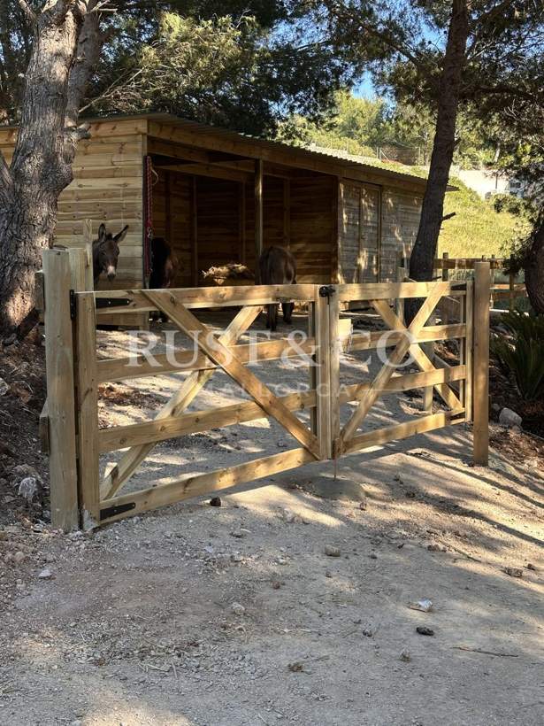 Cuadras y boxes para caballos en Mallorca – trabajo de RUST & CO