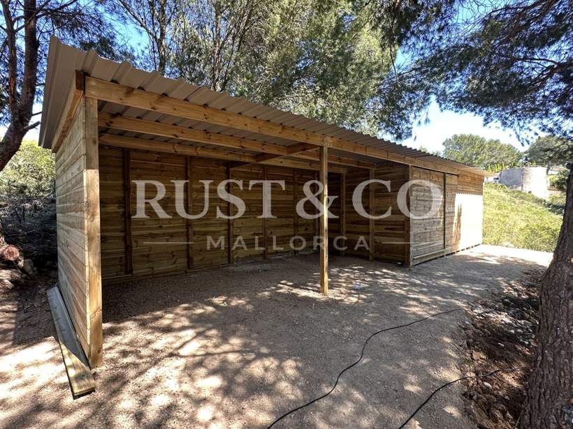 Cuadras y boxes para caballos en Mallorca – trabajo de RUST & CO