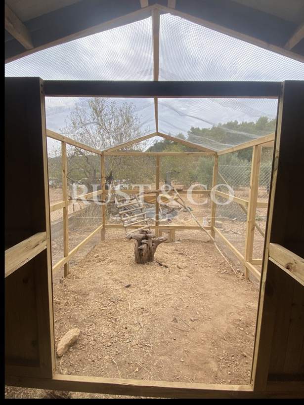 Gallineros de madera a medida en Mallorca – trabajo de RUST & CO