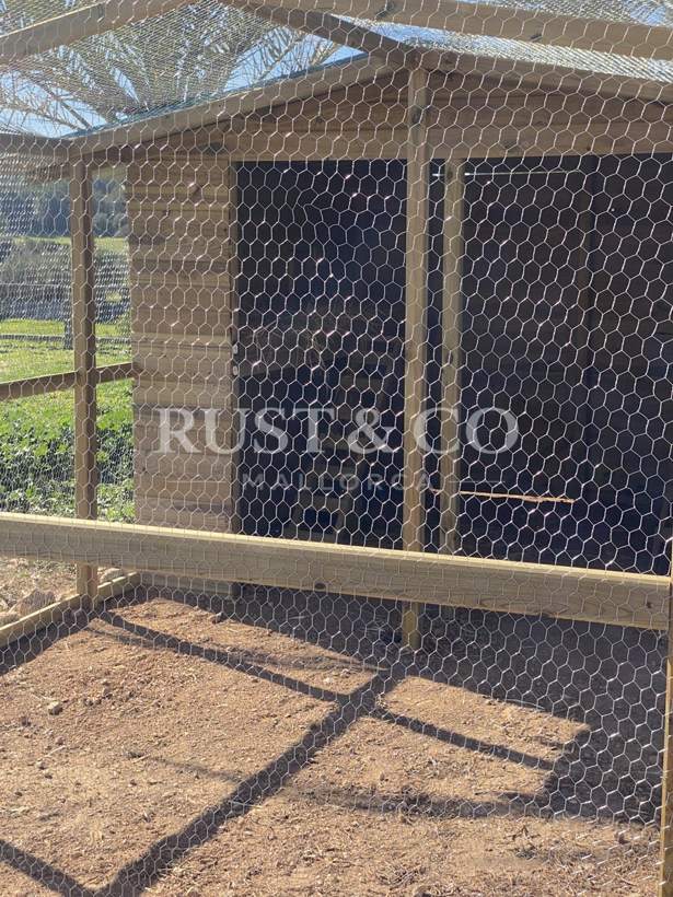Gallineros de madera a medida en Mallorca – trabajo de RUST & CO