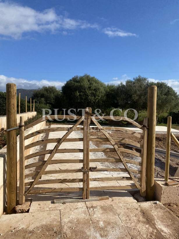 Barreras y puertas menorquinas en Mallorca – trabajo de RUST & CO