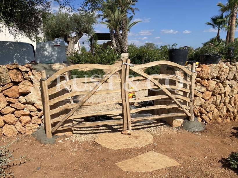 Barreras y puertas menorquinas en Mallorca – trabajo de RUST & CO