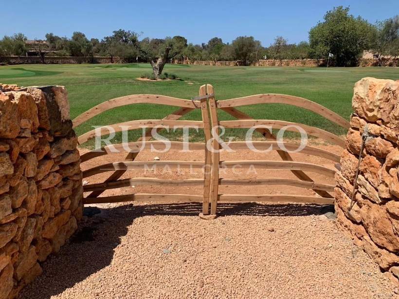 Barreras y puertas menorquinas en Mallorca – trabajo de RUST & CO