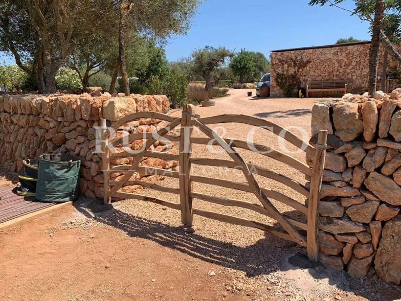 Barreras y puertas menorquinas en Mallorca – trabajo de RUST & CO