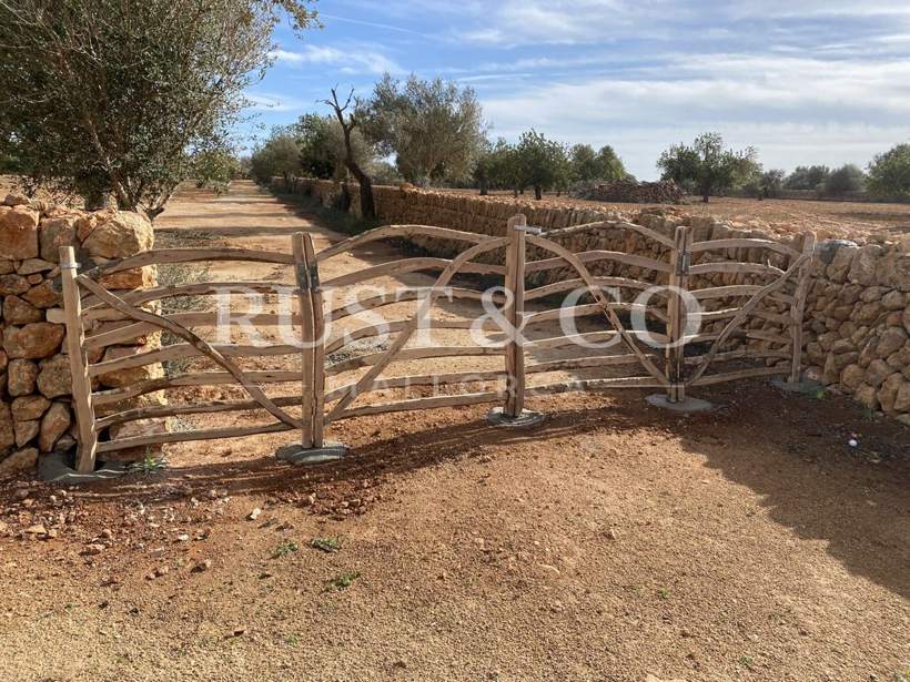 Barreras y puertas menorquinas en Mallorca – trabajo de RUST & CO