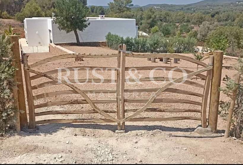 Menorcan gates: history, timber and how to look after them – RUST & CO