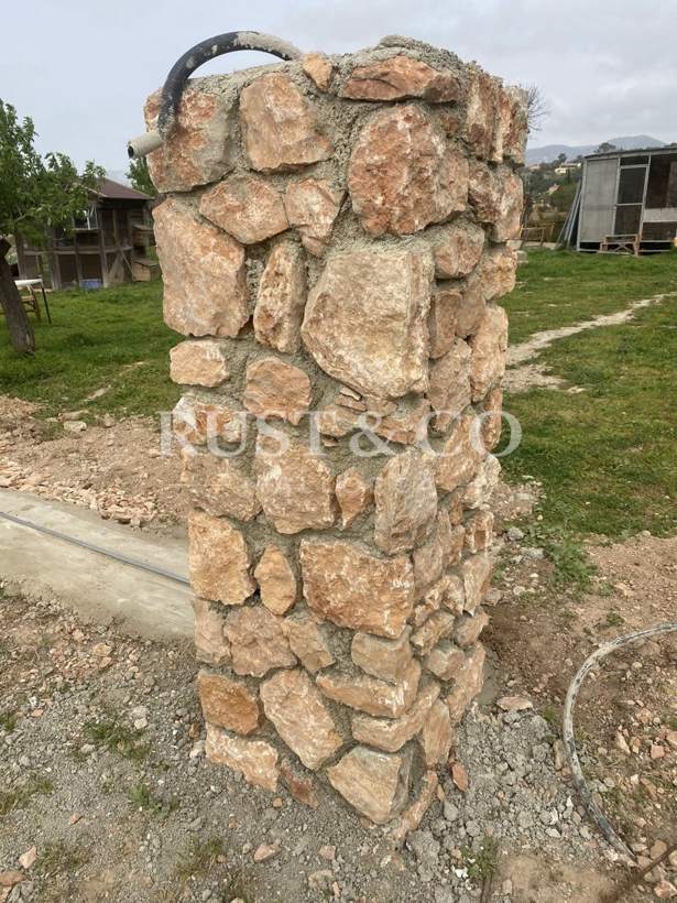 Muros y pilares de piedra